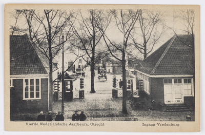 606308 Gezicht op de ingang van het terrein van de 4e Nederlandsche Jaarbeurs op het Vredenburg te Utrecht.